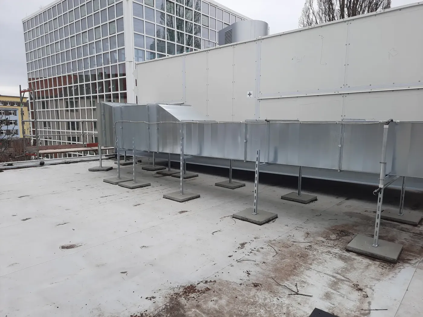 Neue Lüftungskanäle auf dem Dach der Hochschule