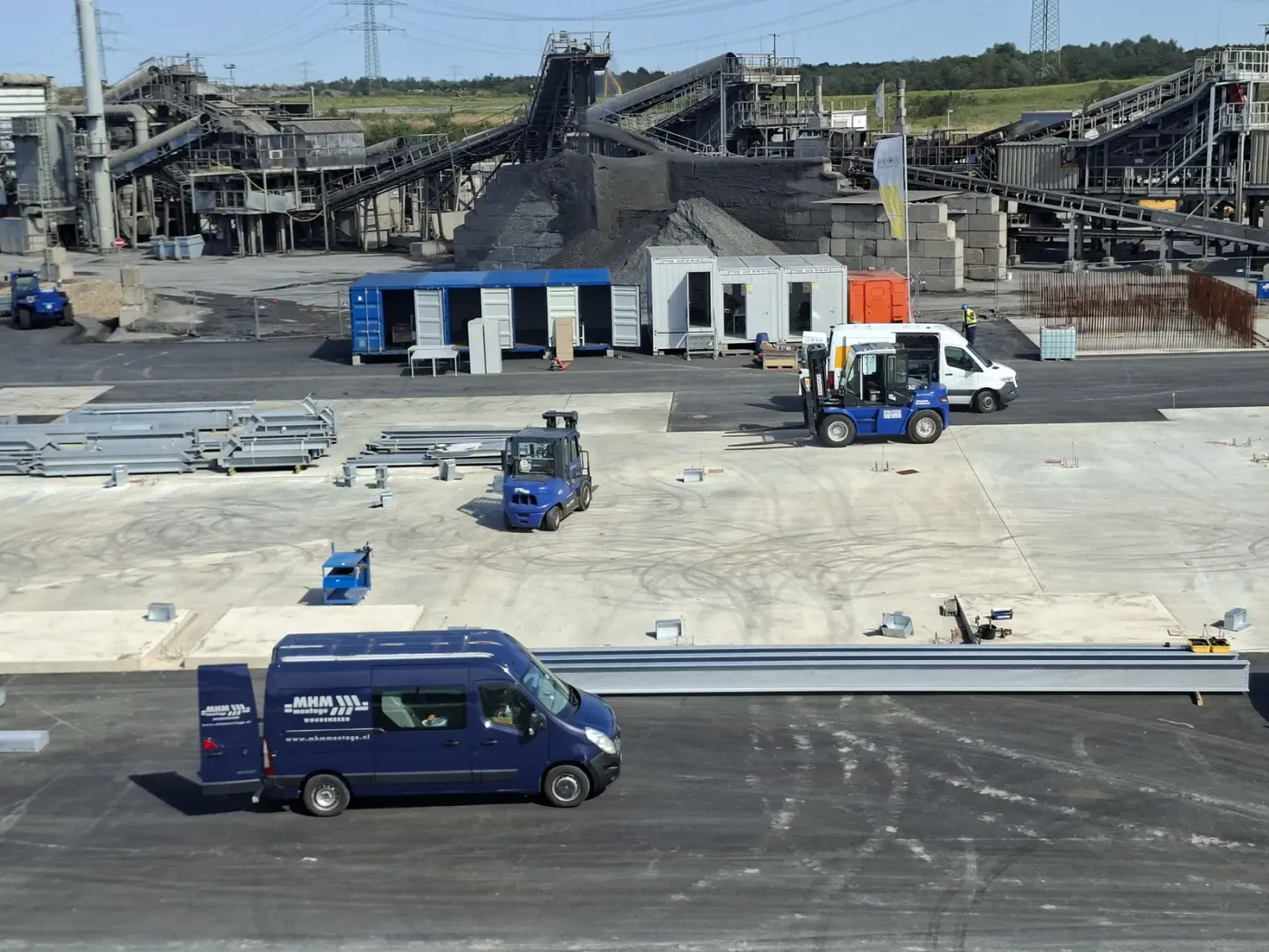 Die Baustelle, dahinter die bestehende Anlage