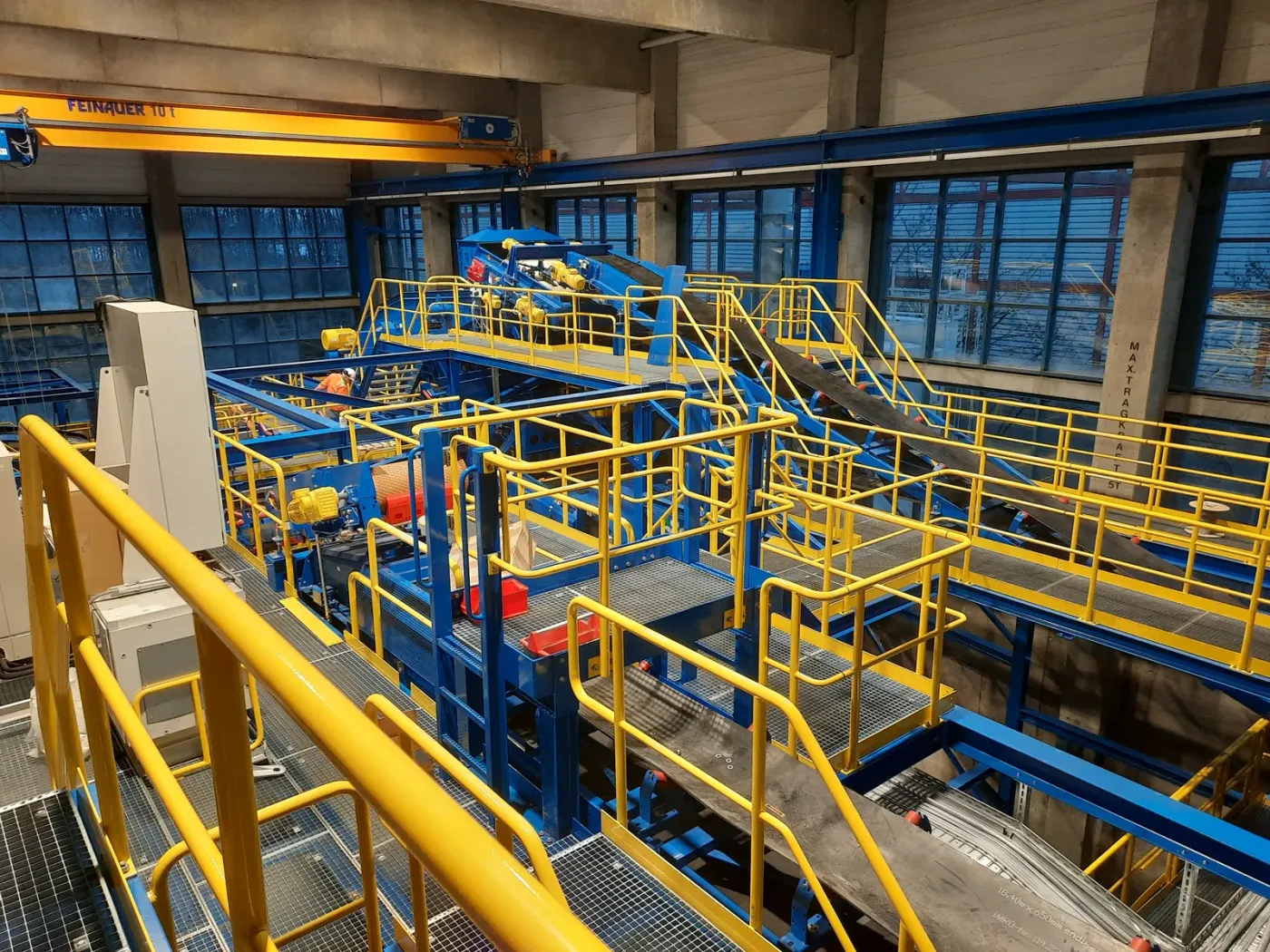 Processing line with walkways and conveyors from above