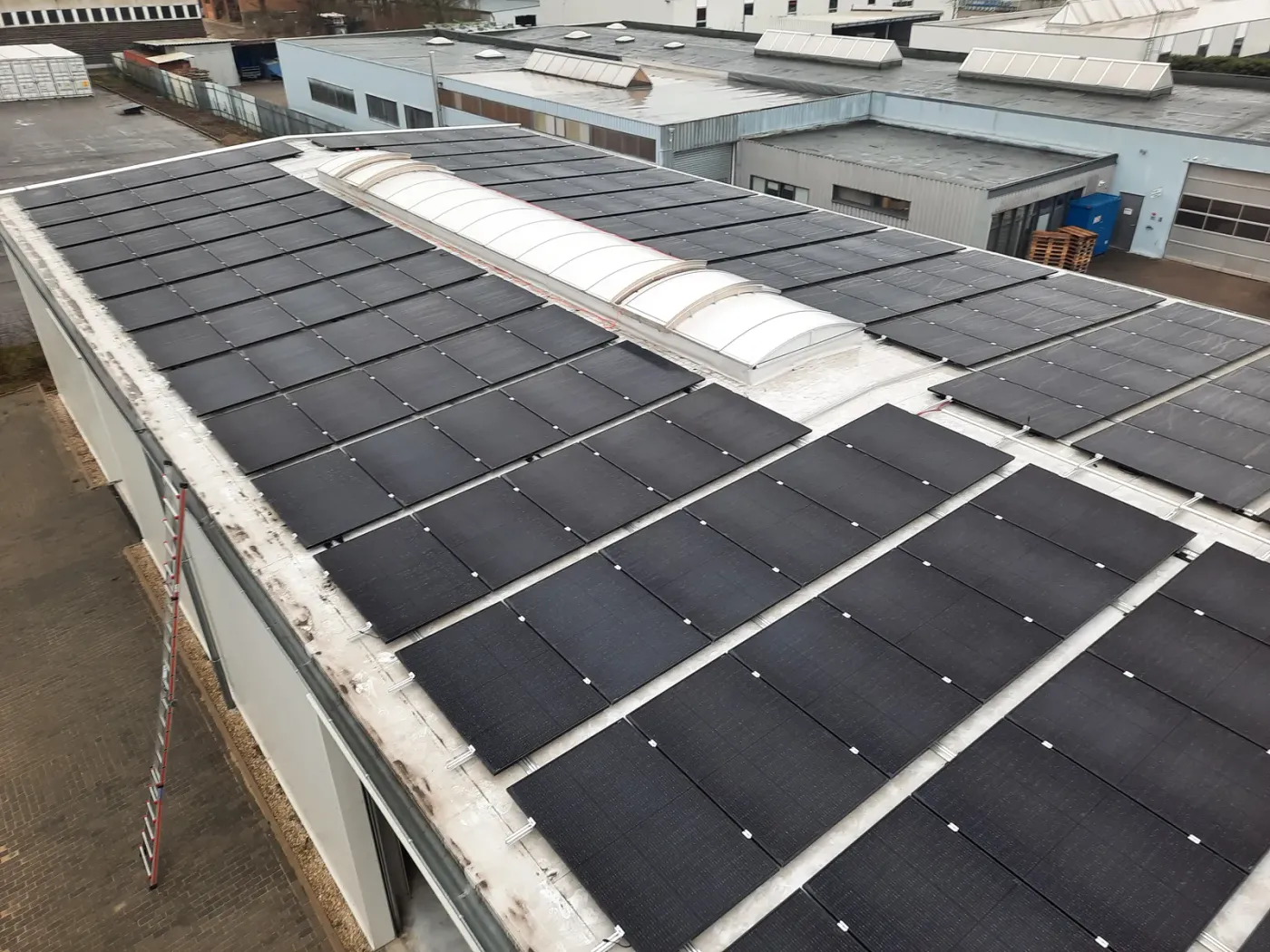 Fertige PV-Anlage auf dem Hallendach