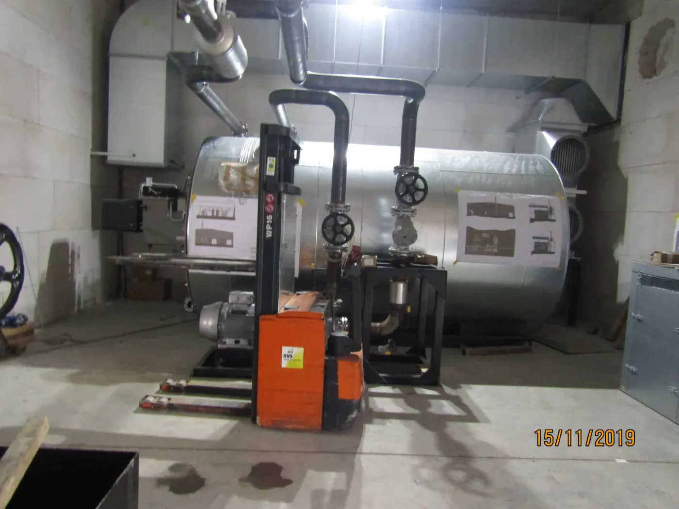 Tank und Pumpenskid im Technikraum
