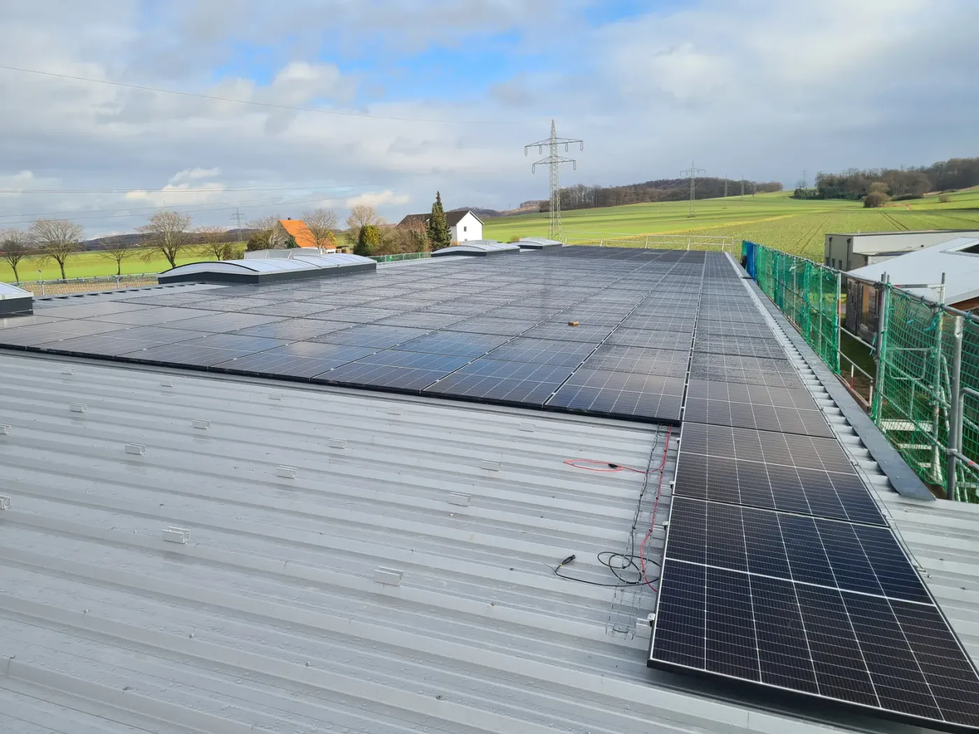 PV auf dem Dach der neuen Halle