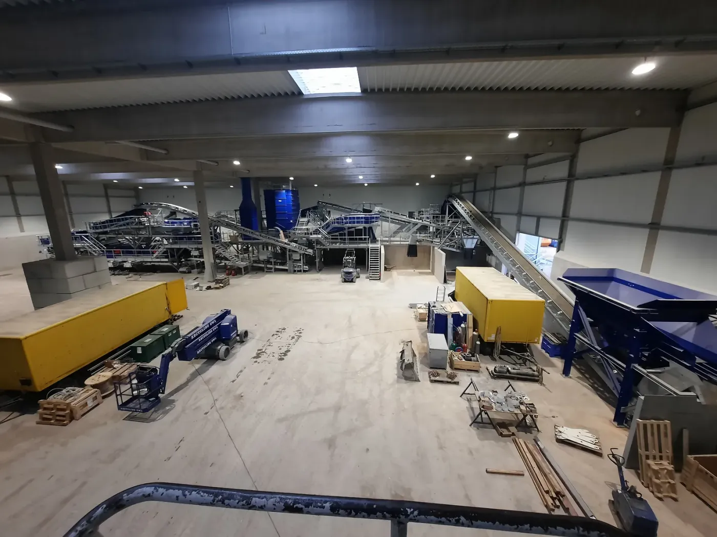 Machine hall with the processing line during installation