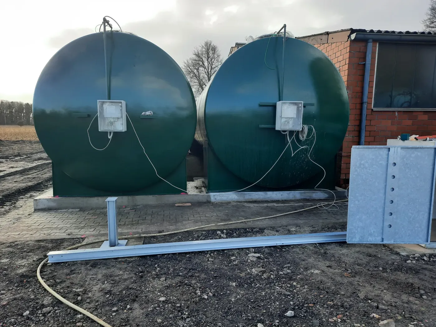 Zwei Lagertanks mit Füllstandssensoren