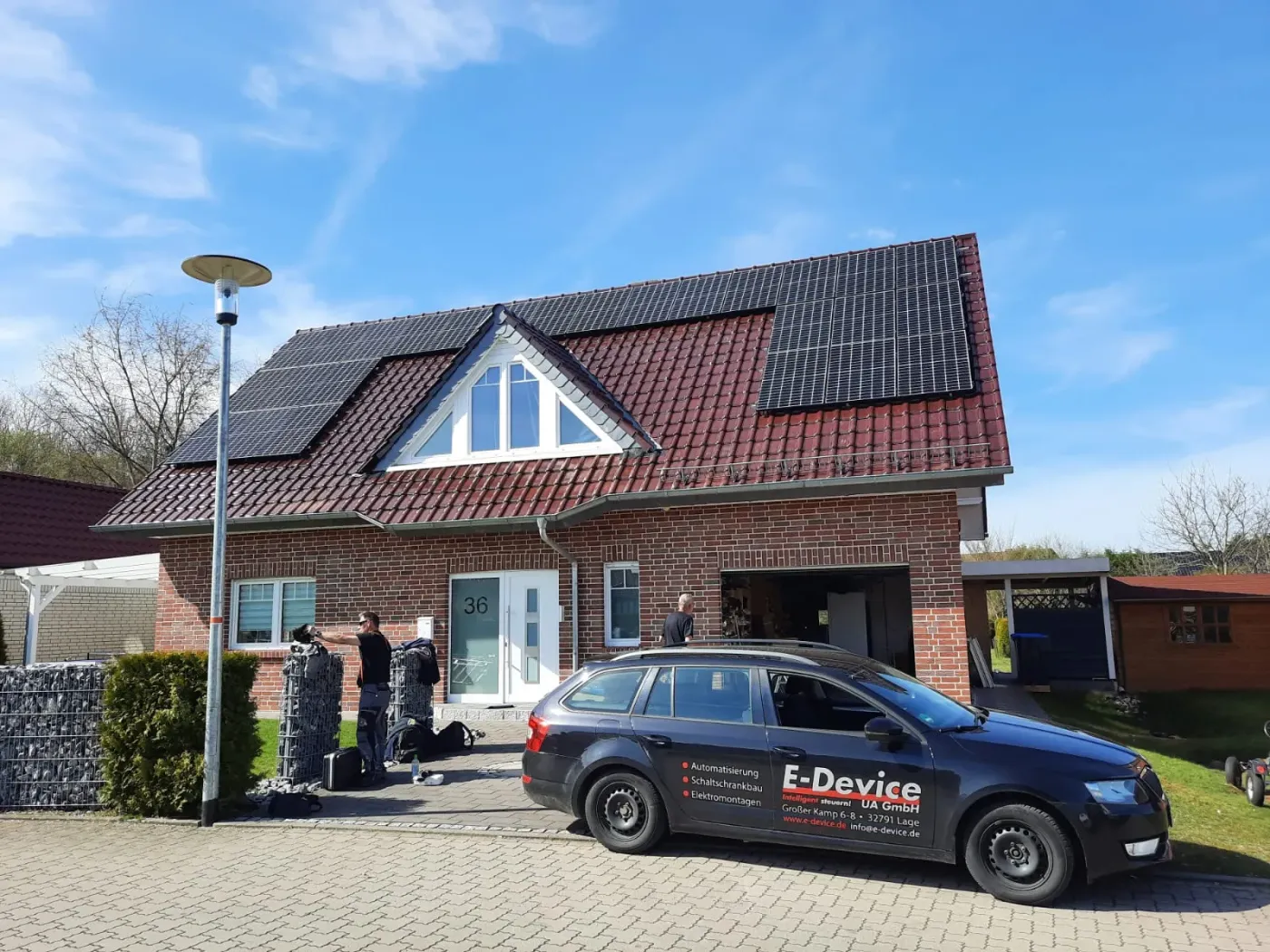 Das fertige Haus mit unserem Firmenwagen