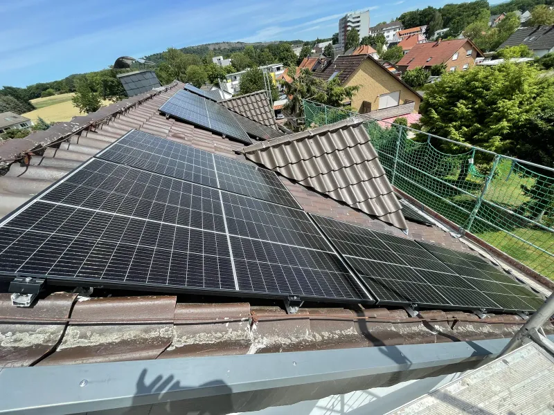 Haus mit rotem Dach und PV