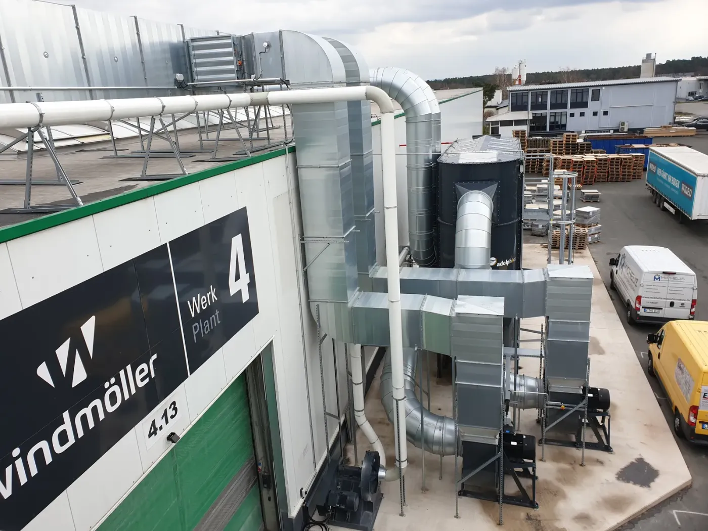 Das Werk mit der neuen Abluftanlage auf dem Dach