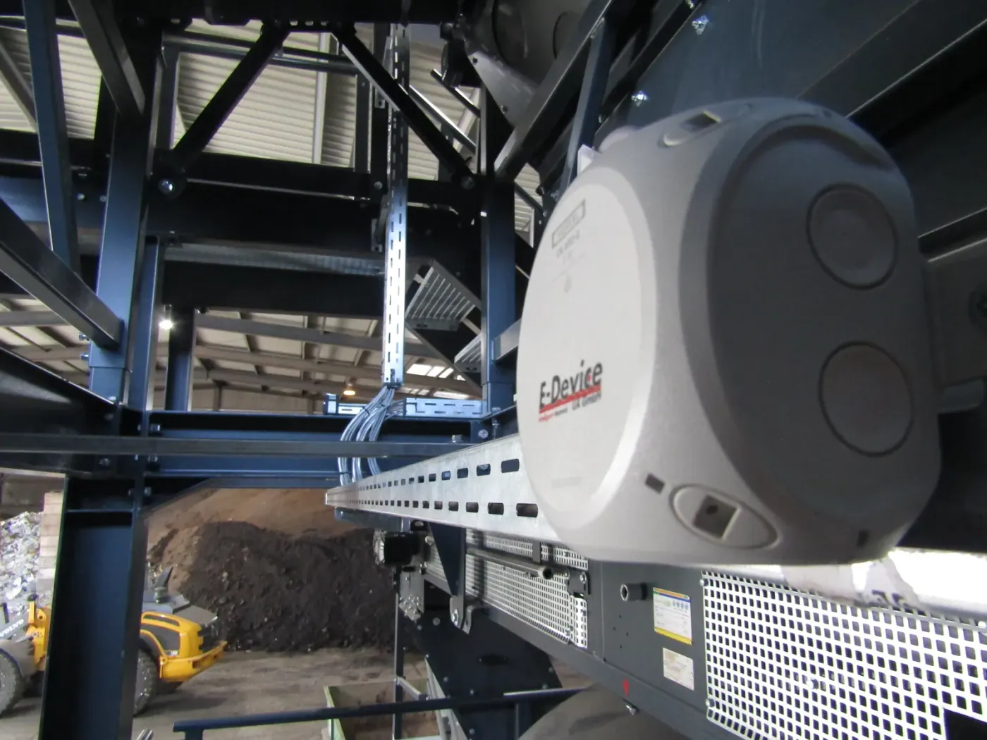 Kabeltrommel mit E-Device-Logo an der Anlage