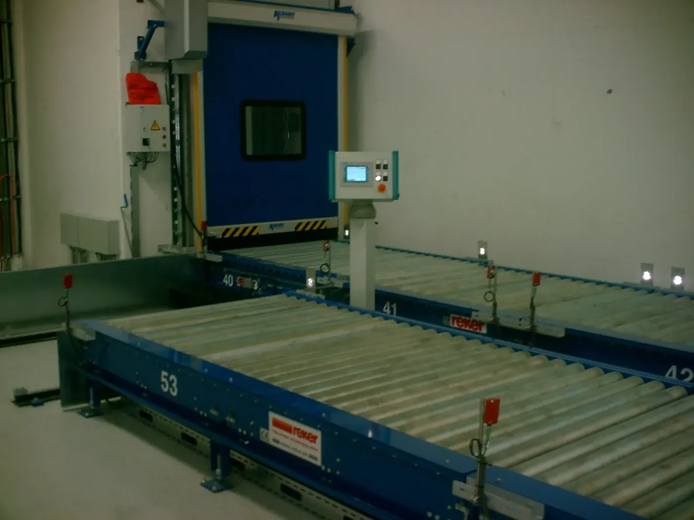 Roller conveyors in front of the high-speed door