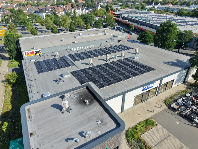 Drohnenblick über das Dach