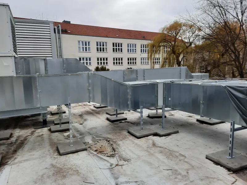 Kanaltrasse über das Dach