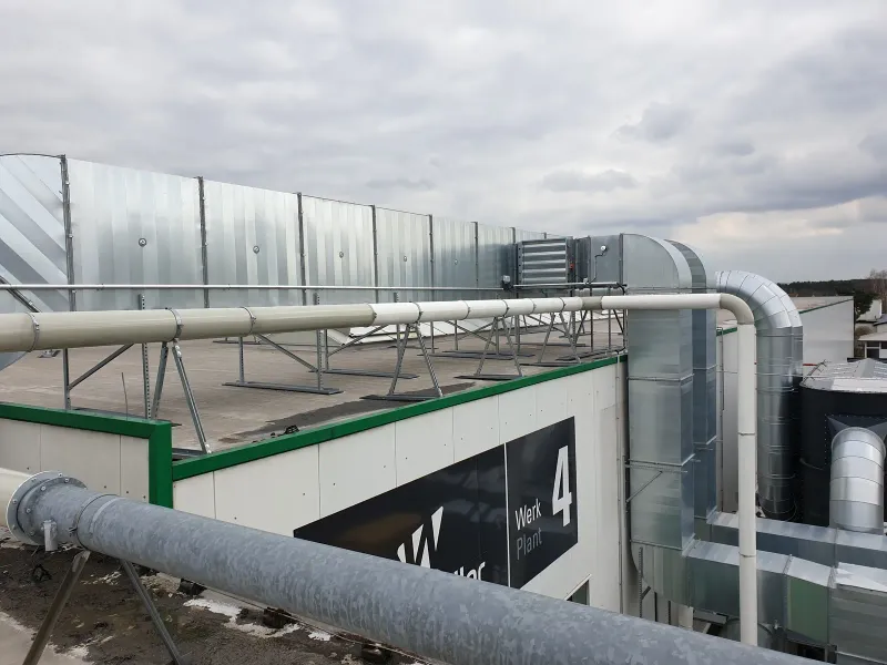 Rohre und Kanäle an der Fassade
