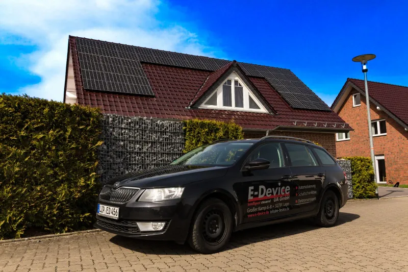 Vorderansicht mit dem Firmenwagen