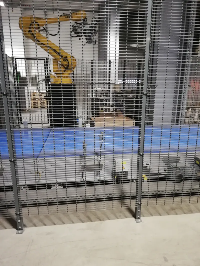 Robot cell behind the fence