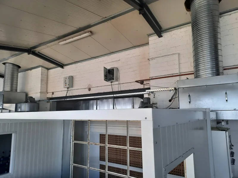 Kabinenwand und Kanäle in der Lackierhalle