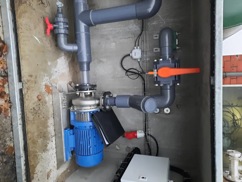 Pumpenschacht mit Pumpe und Ventilen