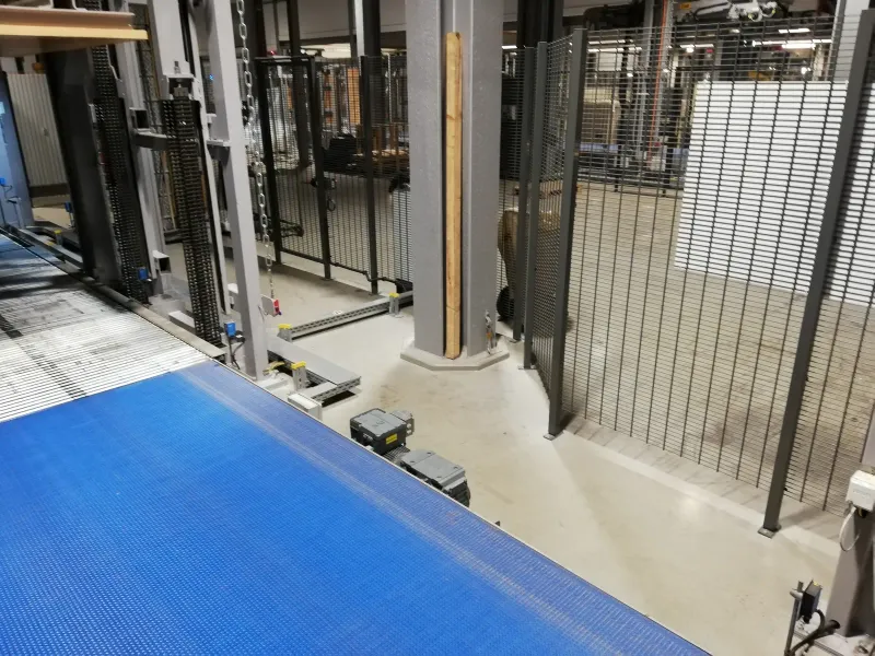 Conveyor line through the warehouse