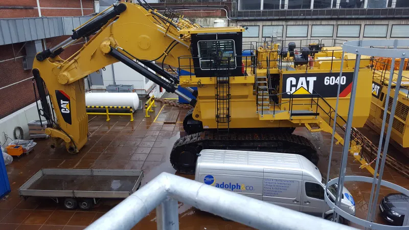 Der Bagger mit unserem Servicewagen