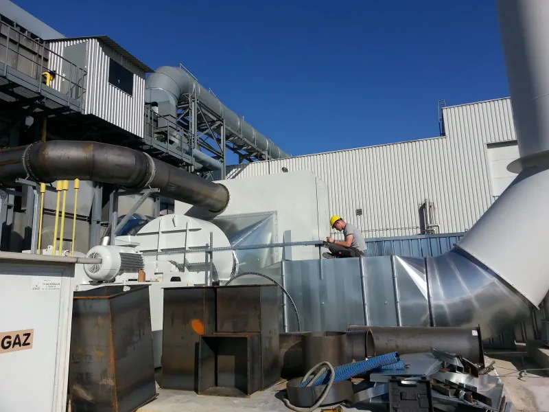 Ventilatoren und Rohrleitungen vor Ort