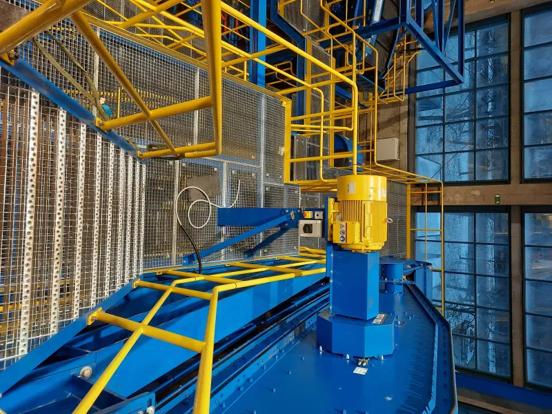 Drive and conveyor section in the hall