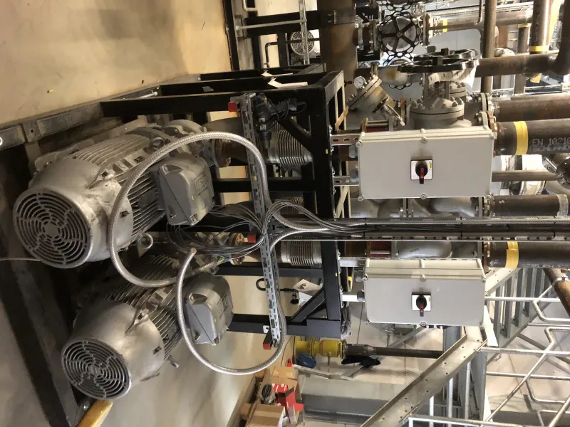 Pump motors with local connection boxes