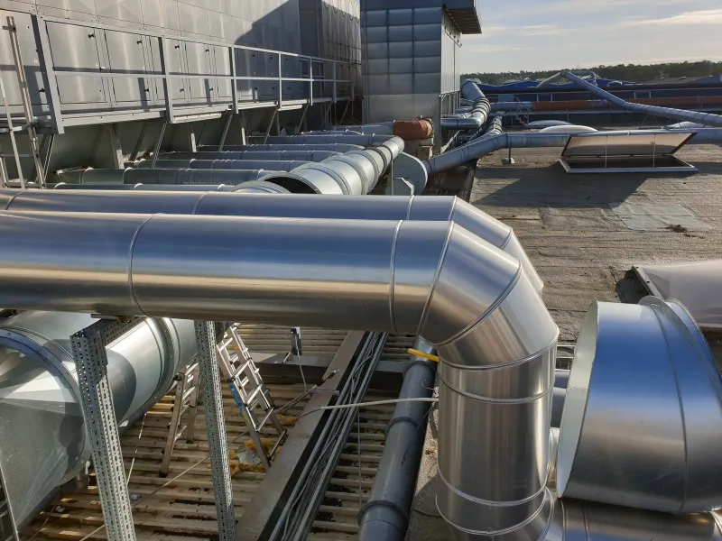 Kanäle und Ventilatoren nebeneinander