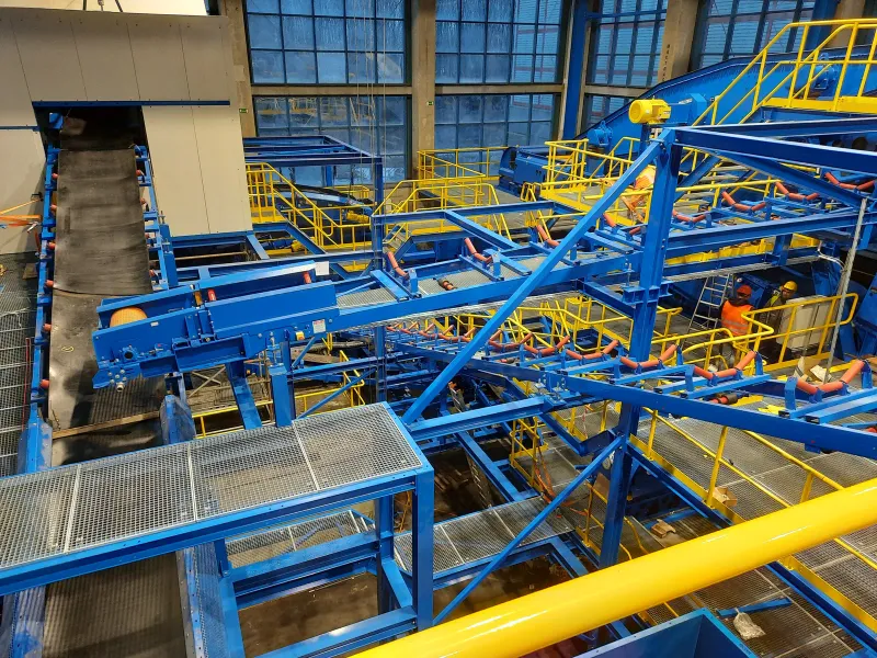 Conveyors crossing the hall