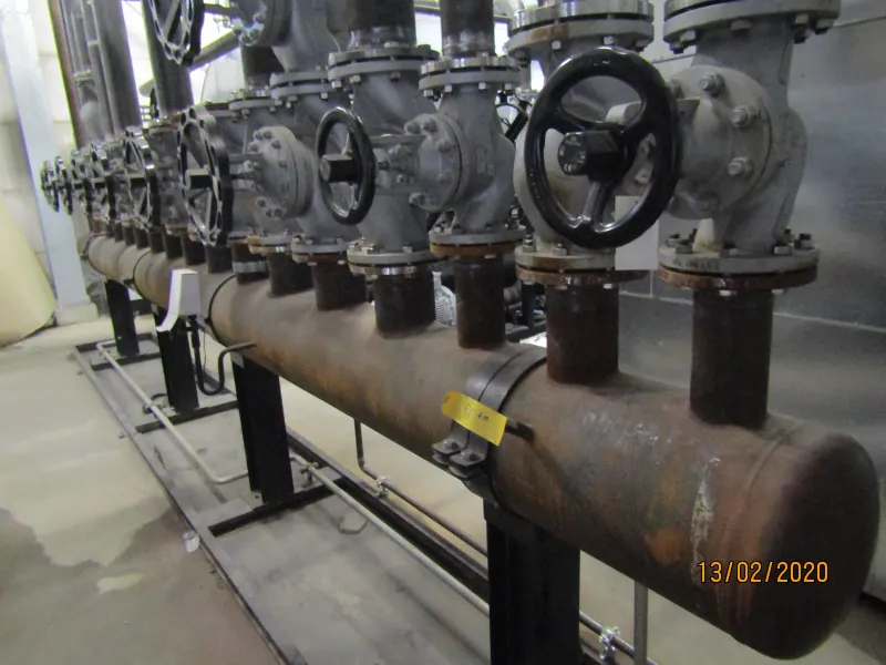 Distribution header with manual valves
