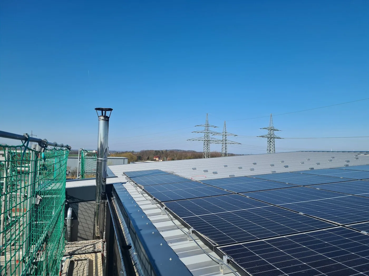 Solar modules on the roof of the new E-Device hall