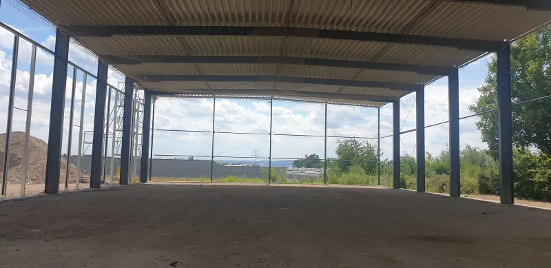 Stahlhalle vor dem Einbau der Wände