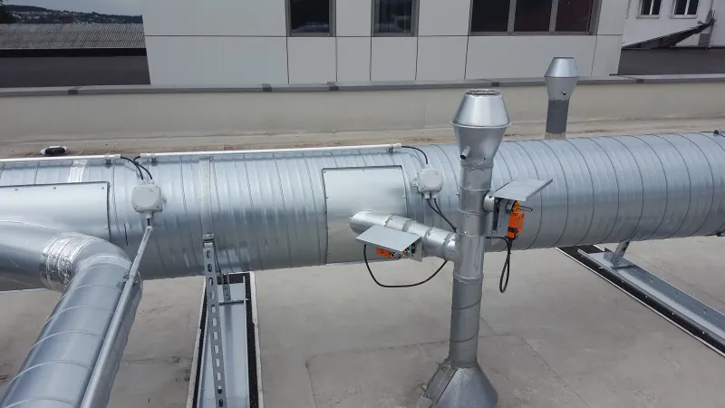 Ducts with motorised dampers