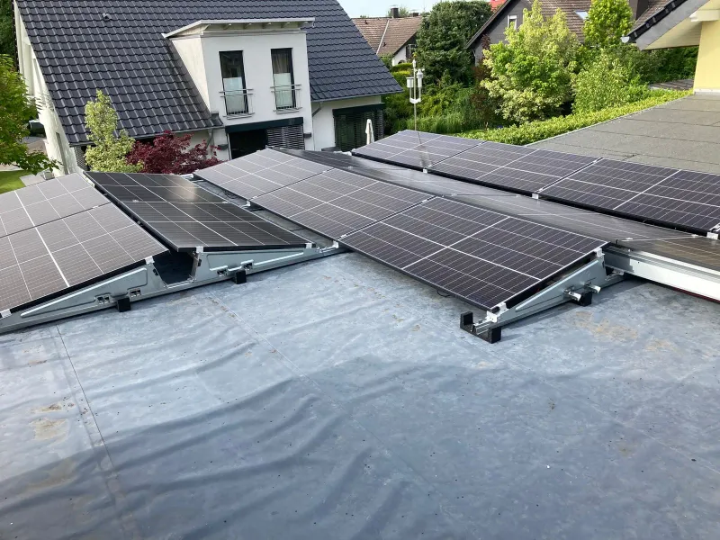 Module auf dem Flachdach