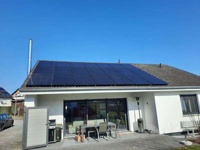Bungalow mit schwarzem PV-Dach