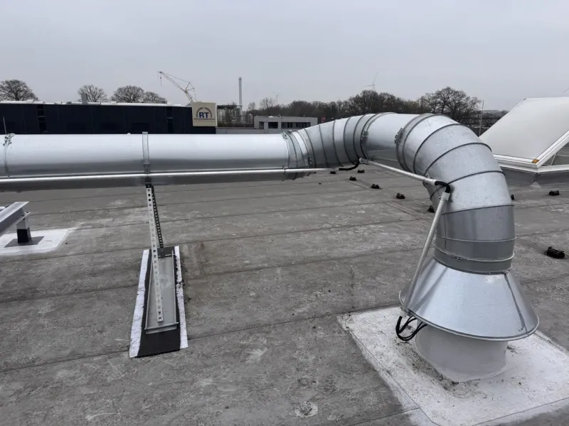 Ventilator und Kanal auf dem Dach