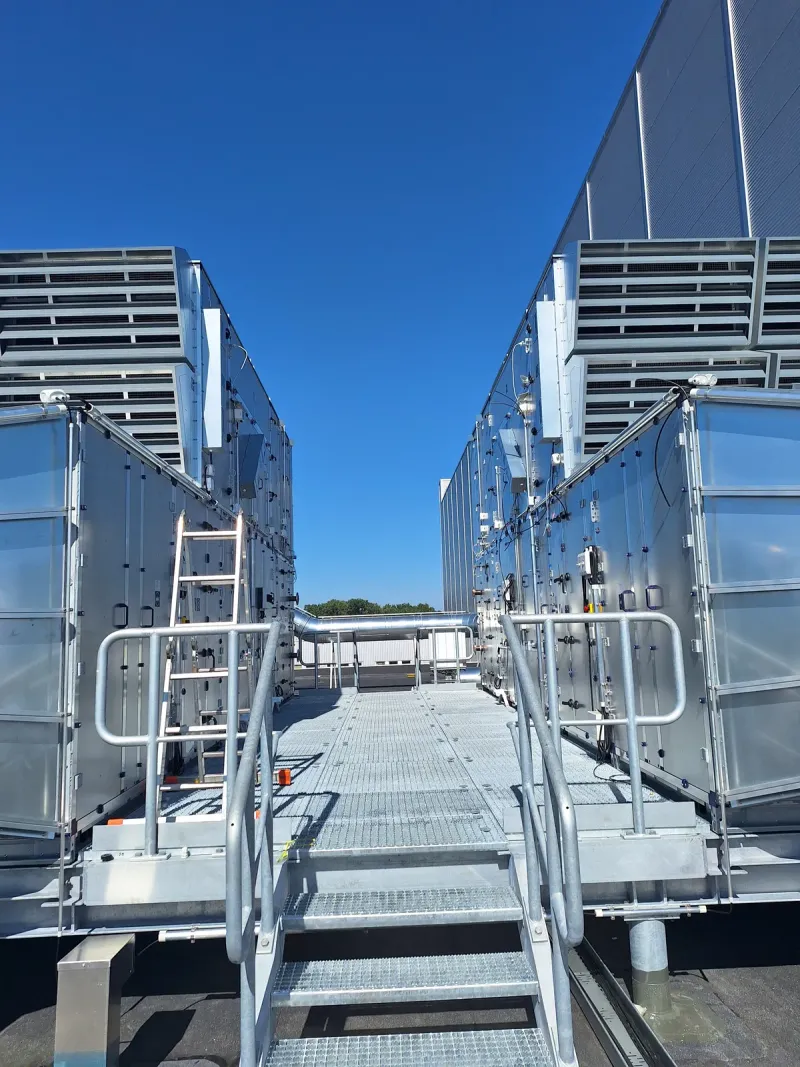 Walkway between the roof units