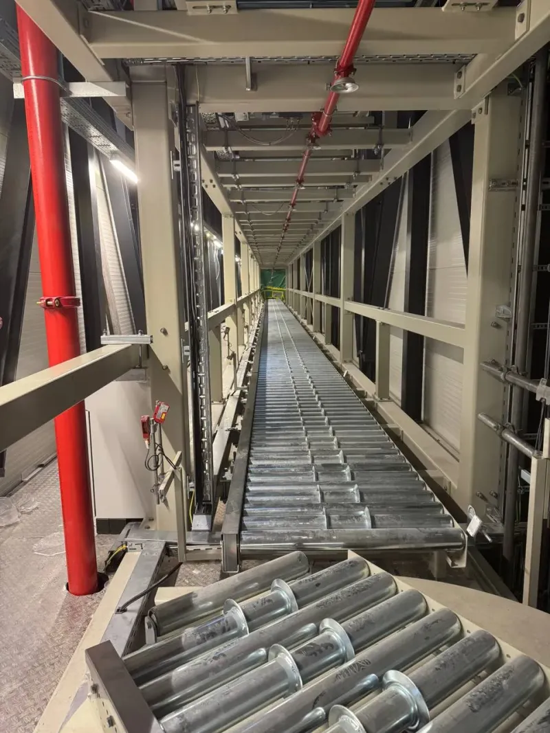 Rollenbahn im Lagersystem
