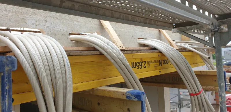 Leerrohre in den Betonwänden