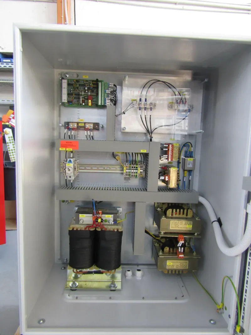 Kleiner Gleichrichterschrank