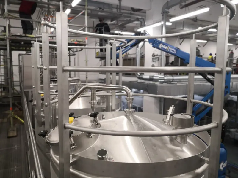 Stainless steel tanks in the production hall