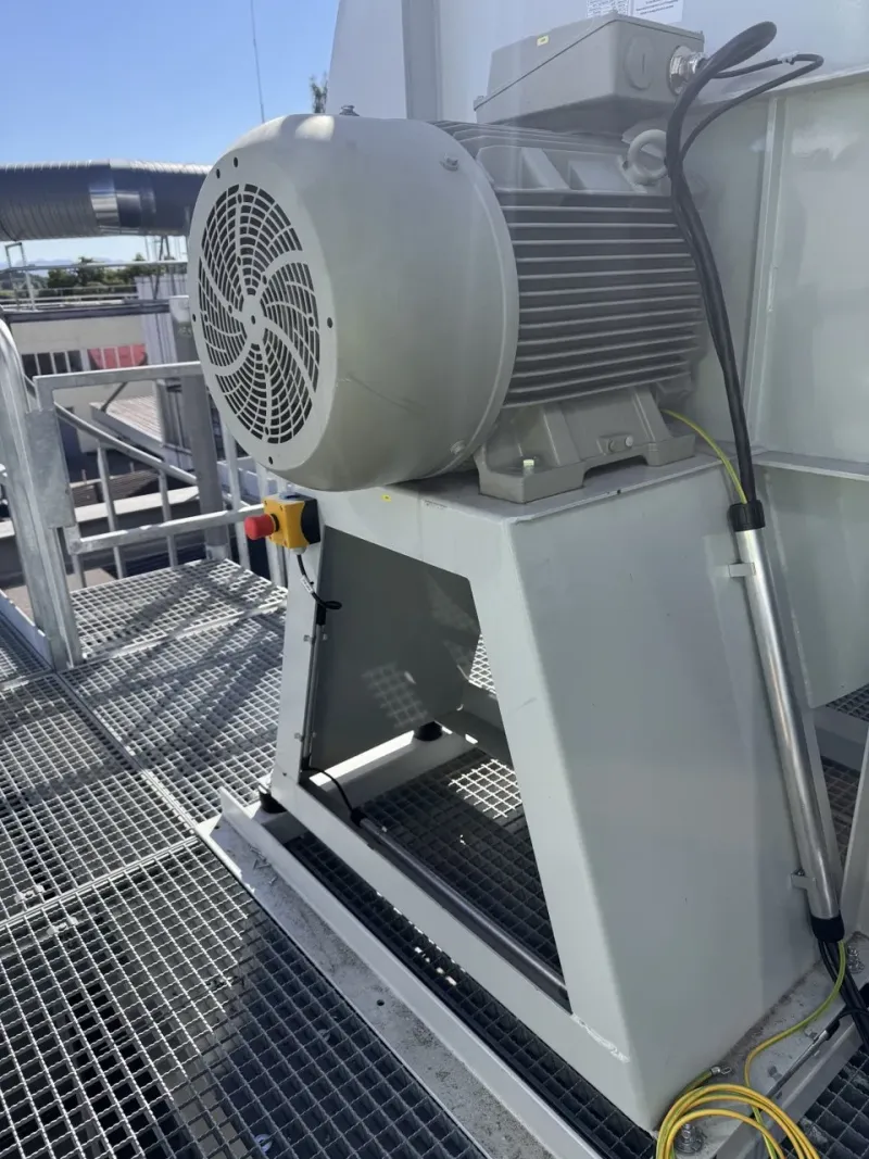 Ventilatormotor auf der Dachbühne