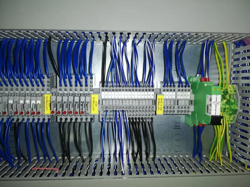 Terminal rows in the cabinet