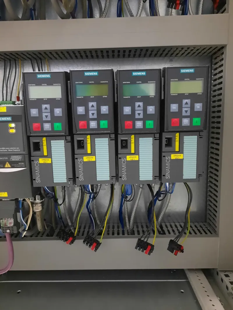 Drive cabinet with frequency converters