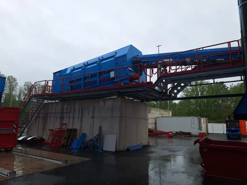 Das Anlagengebäude im Regen