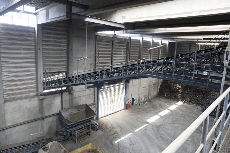Material bunker with the incoming conveyor