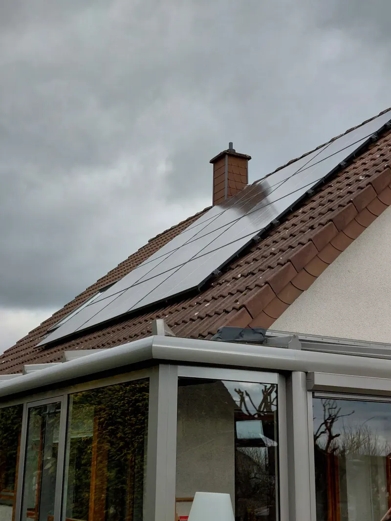 Haus mit PV auf dem Seitendach