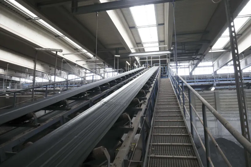 Long belt conveyor in the bunker hall