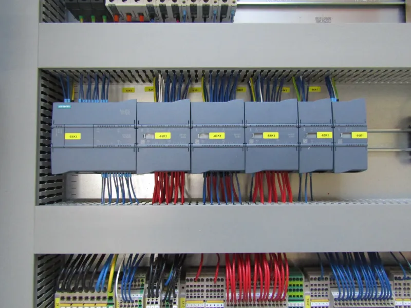 SPS-Module und beschriftete Verdrahtung