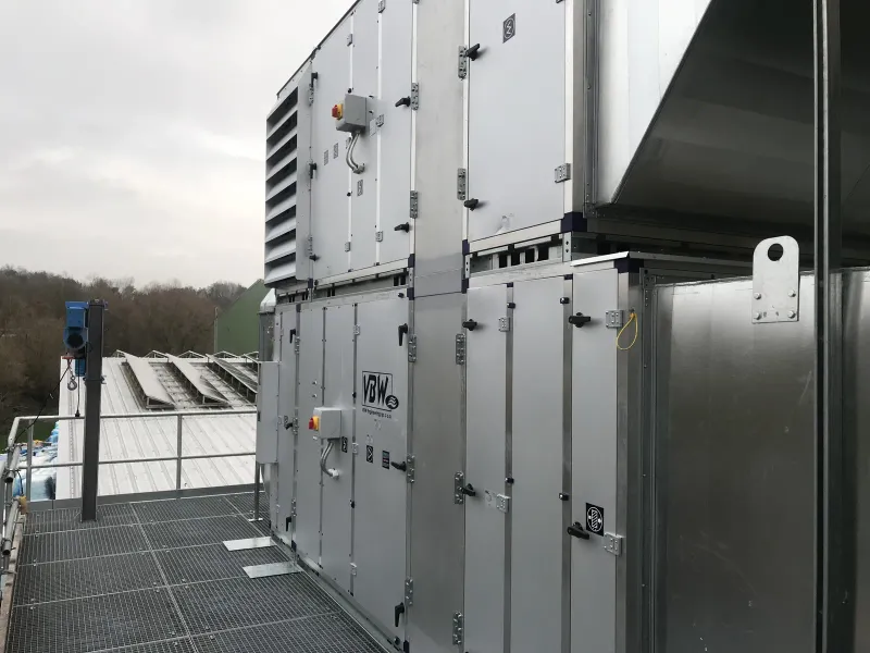 Air handling unit at the edge of the roof