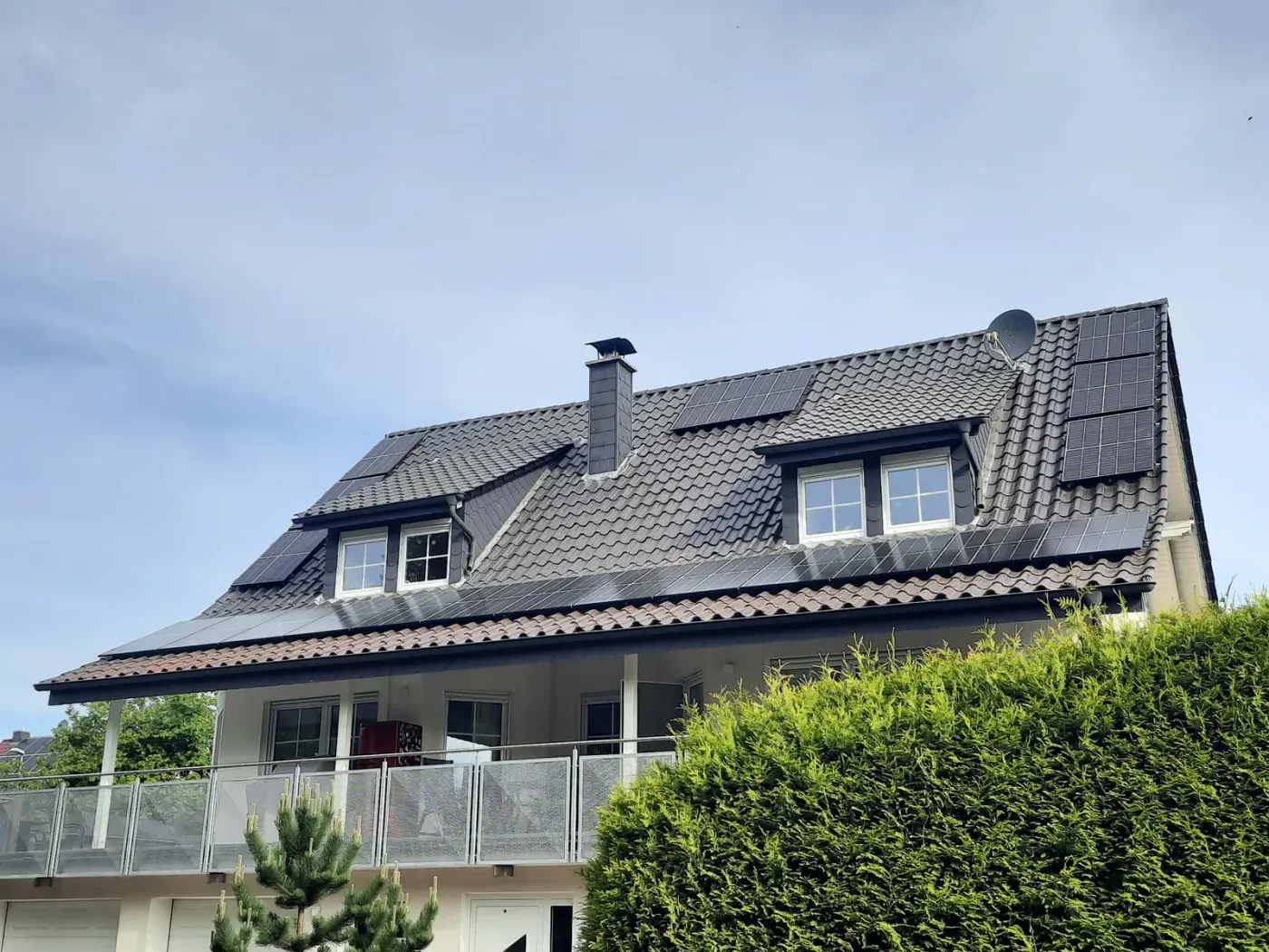Mehrfamilienhaus mit neuem PV-Dach