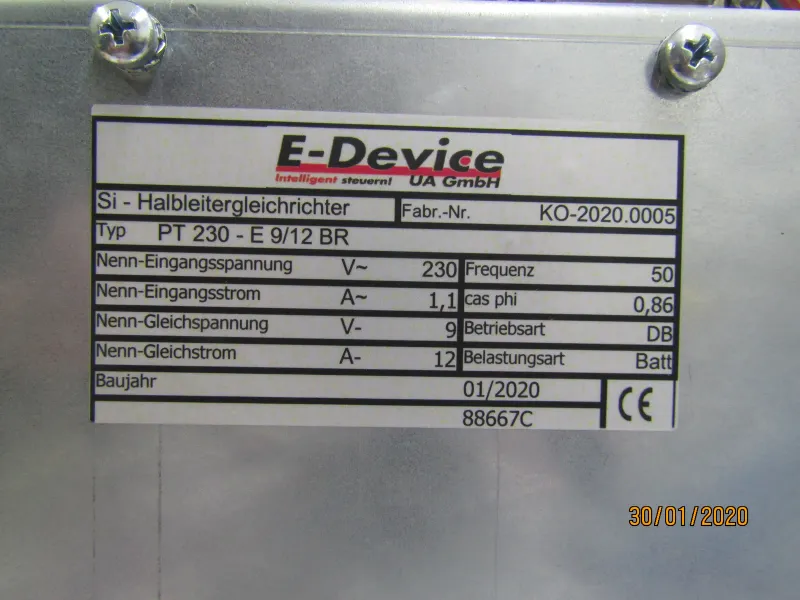 Typenschild eines neueren Gleichrichters